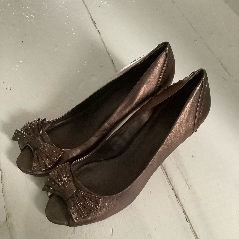 New Vince Camuto copper leather bow pumps
